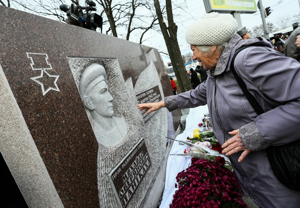 В Днепропетровске был открыт памятник земляку – Герою Советского Союза Михаилу Паникахе