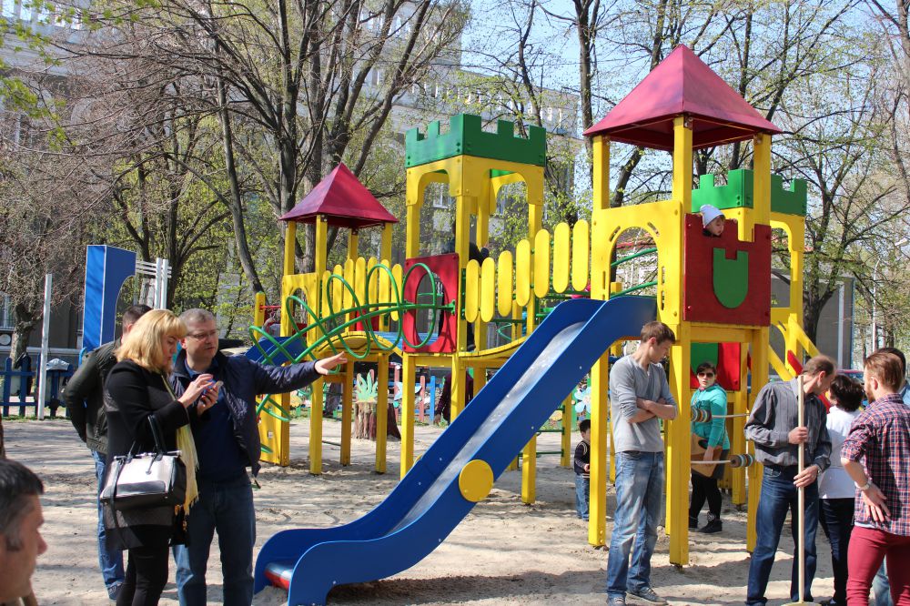 В Днепропетровске и других городах и районах области начата масштабная программа Александра Вилкула по восстановлению детских площадок
