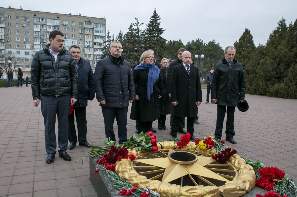 Возложение цветов к мемориалу Великой Отечественной войны ( г. Черноморск, Одесская обл.)