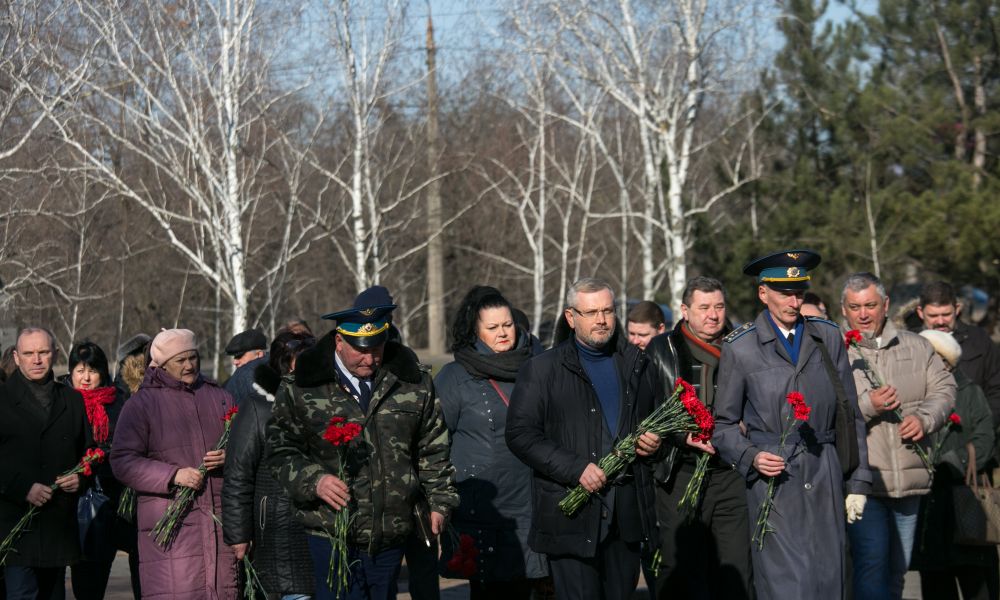 Возложение цветов к памятнику воинам-интернационалистам на Аллее боевой Славы в мемориальном парке “Победа” (г. Николаев)