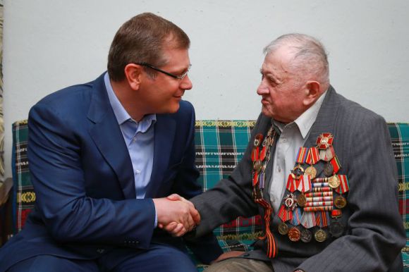 Александр Вилкул поздравляет героя-разведчика Ивана Сиворакшу